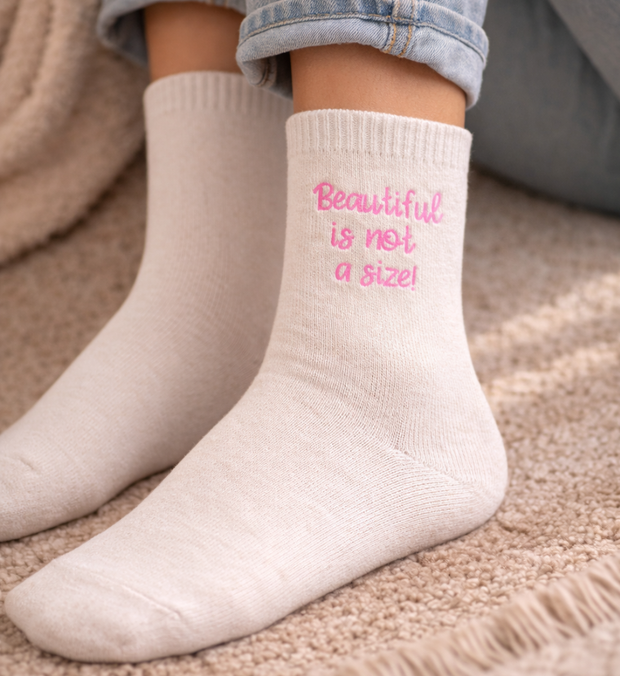 BEAUTIFUL IS NOT A SIZE Socken